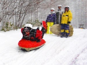 雪上を駆け抜けるエアボード剣淵で大会参加者募集