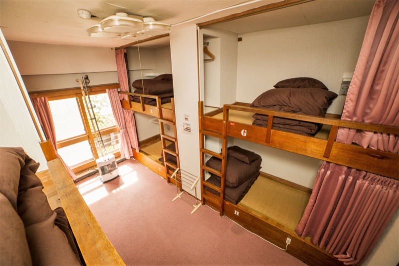 一泊の料金は男女別の相部屋3200円～、個室（2～5人）4000円～。子連れファミリーも利用できます