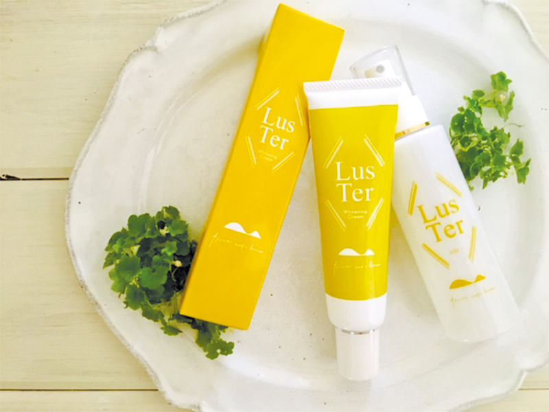 「ラスターを使ってから、人生で一番肌の調子がいいです」と話す中平さん。１～２カ月使える６０ｇ入りで６８００円（税別）。クリームの効果をより高める導入美容ミスト５８００円（税別）も販売しています