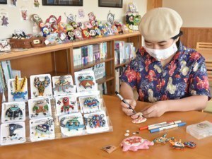 この生き物たちなんだろな?布に手描きのマスコット♡