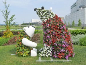 動物園の主役たちが立体花壇に