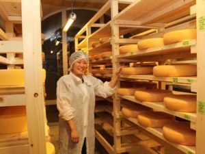フランス伝統の製法で作る美瑛産ラクレットチーズ誕生