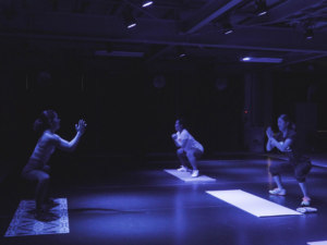 ワークアウトに革命を暗闇×音楽×フィットネス