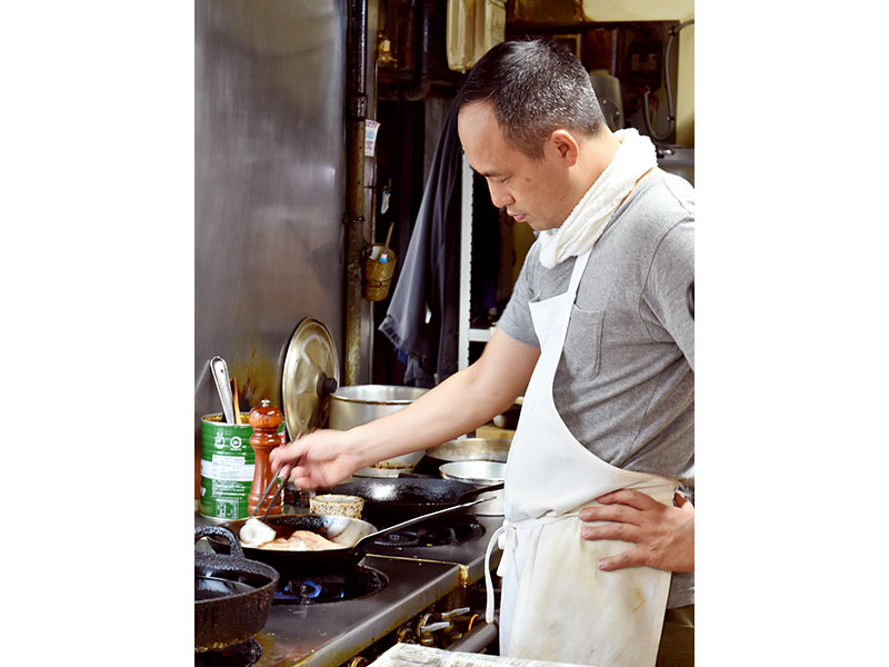 ひんぱんに火力を調整しながら、肉の一番いい状態を見極める職人・範東さん