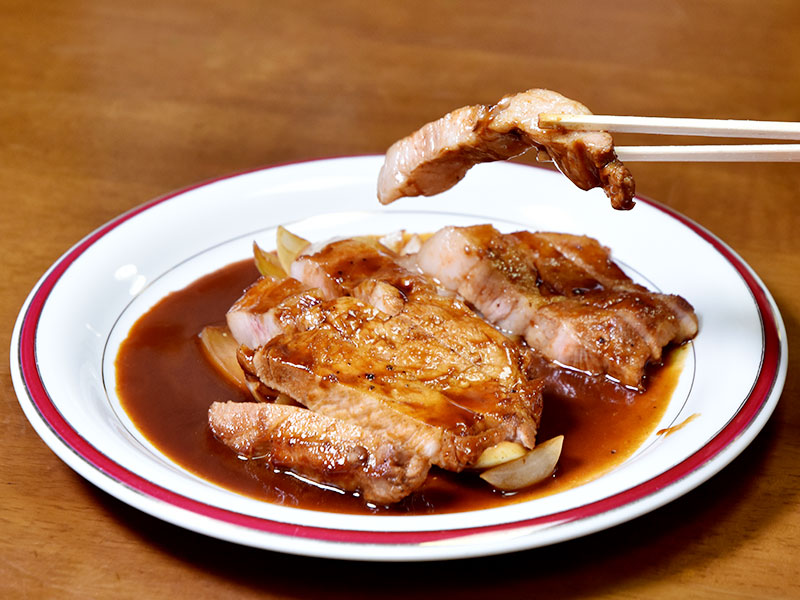 このっ脂身がっうまいんだ～！玉ねぎも瑞々しくて甘い、最高の仕上がり