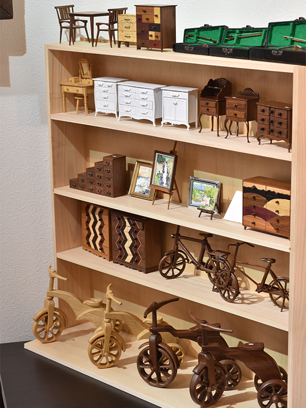 さっくんの作品も展示。中には旭川家具をモチーフにしたものも…チェストはもちろんすべての棚が開きます