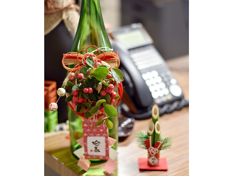 一升瓶の和の雰囲気にぴったりな、お正月飾り