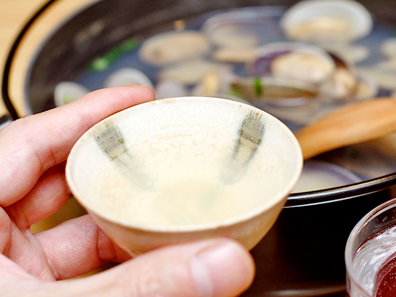 つゆだくあさり酒蒸し<br /><br />
蒸すというより煮るという感じ。鍋にあさりを置き、出汁と日本酒同量をあさりが十分ひたひたになるまで注ぎ加熱する。食べるときは小ねぎなど薬味を少々ふって。酒の香味がきついようなら出汁を足して調える。