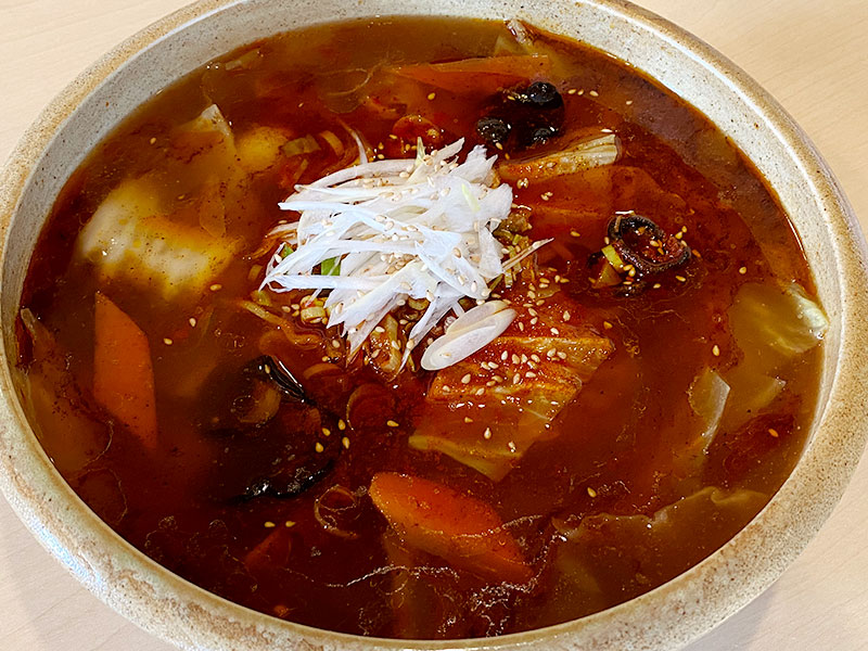 唐辛子のピリ辛がくせになる「味彩特製ラーメン」