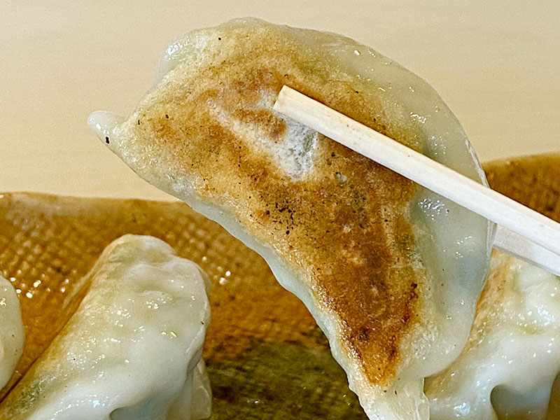 もっちもち生地の手作り餃子はサイドメニューに必ずおさえたい!