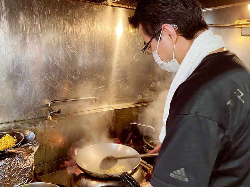 店主の佐々木勇さん。「中華は火加減が命!素早く出せるのはガスの火力のちからのおかげです」