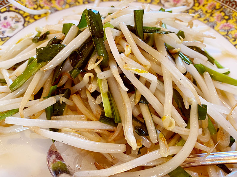 とにかくシャキシャキなもやしいため。ニラともやしだけのシンプルな料理とは思えない、店主の技術の高さを感じられる一品です