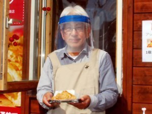 甘さ控えめ生地はサクサク!焼き立てアップルパイ販売