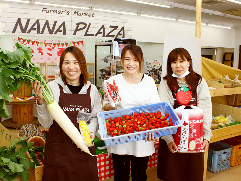 比布をはじめ、近郊産の農作物や加工品で賑やかな店内。隣のハウスの中では、いちご狩りができますよ。ここで採れたいちごをトッピングしたソフトクリームや手作りパフェ、スムージーは直売所で販売しています