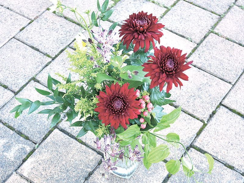 たっぷりのグリーンとガラスの花器で、軽やかに