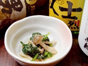 花唄のきょうのお通しはほうれん草とシメジのお浸し