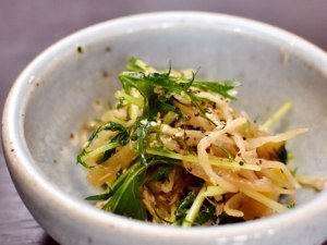 焼鳥キセキのお通しは塩くらげのナムル風