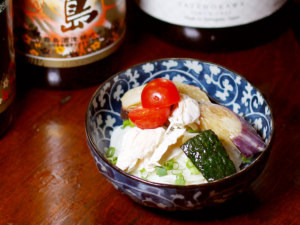さだ広のお通しは季節野菜の冷やしそうめん