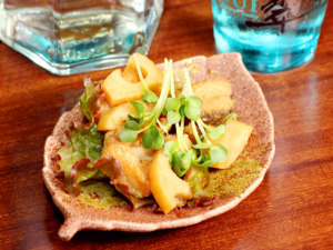 いっしんのお通しは、秋鮭の南蛮漬け