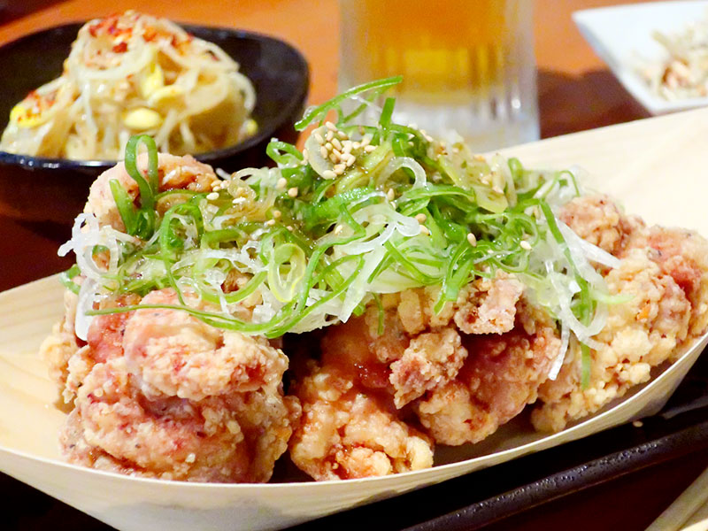 旬の料理からカジュアルなツマミまで、多彩なメニューで、どんなニーズにも期待を裏切らないと評判の店。<br /><br />
中でも、リピーター続出の人気メニューがコレ。誰もが好きなザンギを、より美味しく楽しんで欲しいと、店主の心意気がカタチになった。肉質の良い道産銘柄鶏で揚げたザンギは、ただでさえ十分な味わいなのに、添えたネギが何ともクセになる、病みつきの逸品だ。