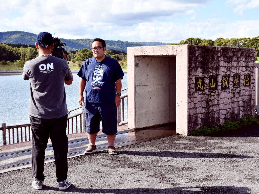 撮影日はときに晴れ、ときに小雨が降り、カラスが鳴きかわす賑やかな一日。丸山パークゴルフ場は、「丸山調整池」の隣に広がっています