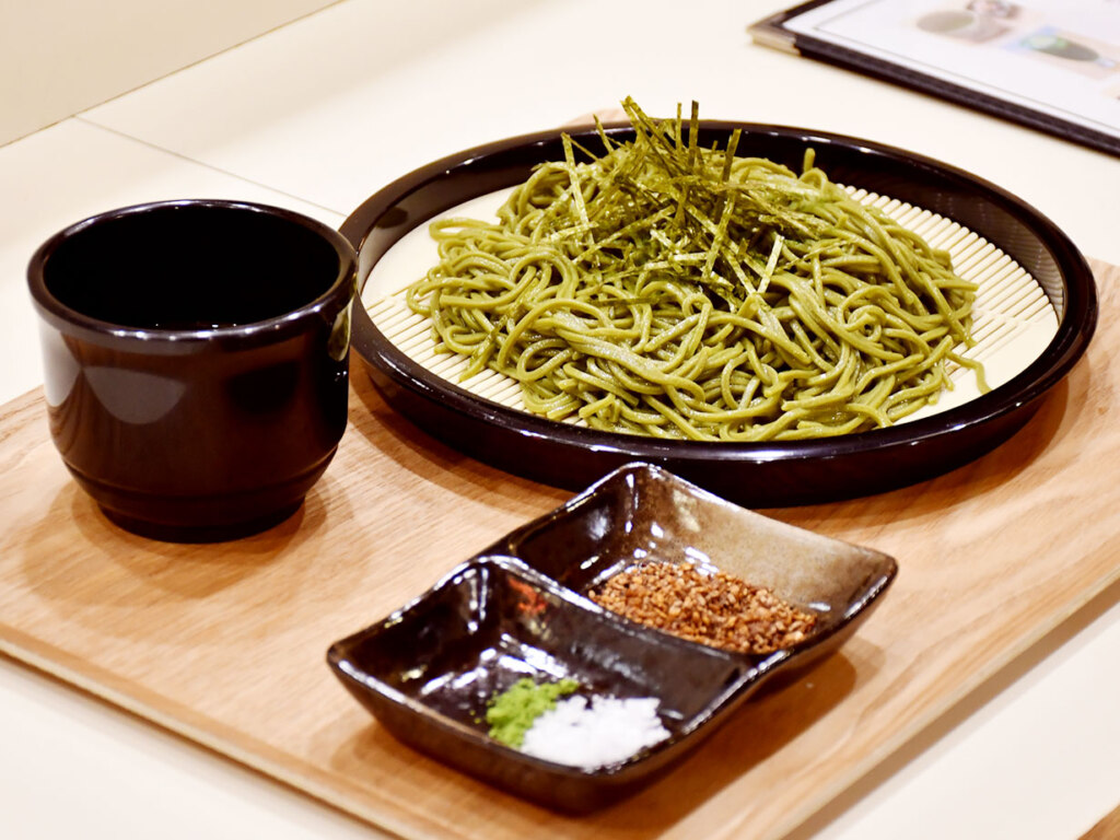 贅沢なほどたっぷりの宇治抹茶を練り込んだおそば。鮮やかなグリーンに期待も高まります。そばつゆのほか、海塩やそばの実などで味わって