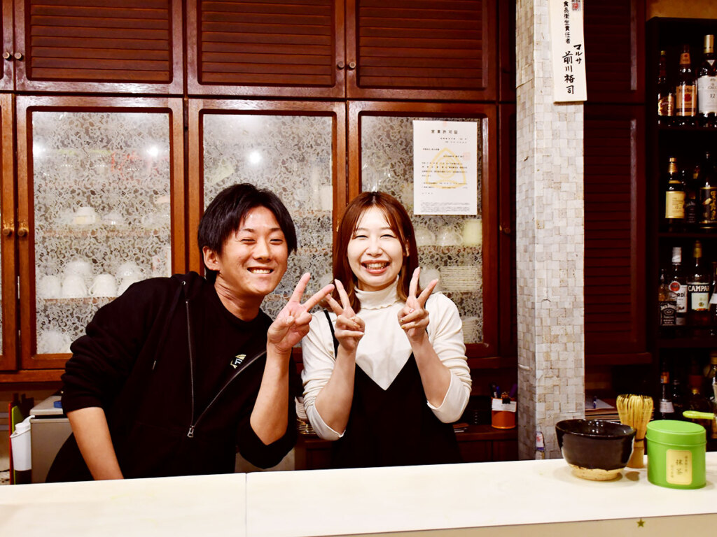 とっても仲良しな前川夫妻！二人のあたたかくくつろいだ接客に、長居してしまう人も多数