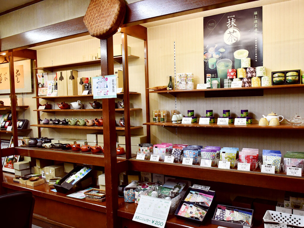 急須など茶器のほか、煎茶やウーロン茶、和紅茶など、さまざまなバリエーションのティーバッグを取りそろえ。海外からのお客さんには、おみやげとしても喜ばれています