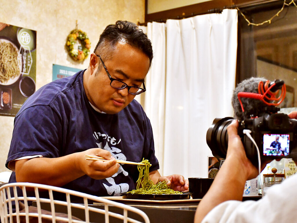 抹茶による上品な旨みを感じる幌加内そば。はっしーも今まで経験したことのない味！