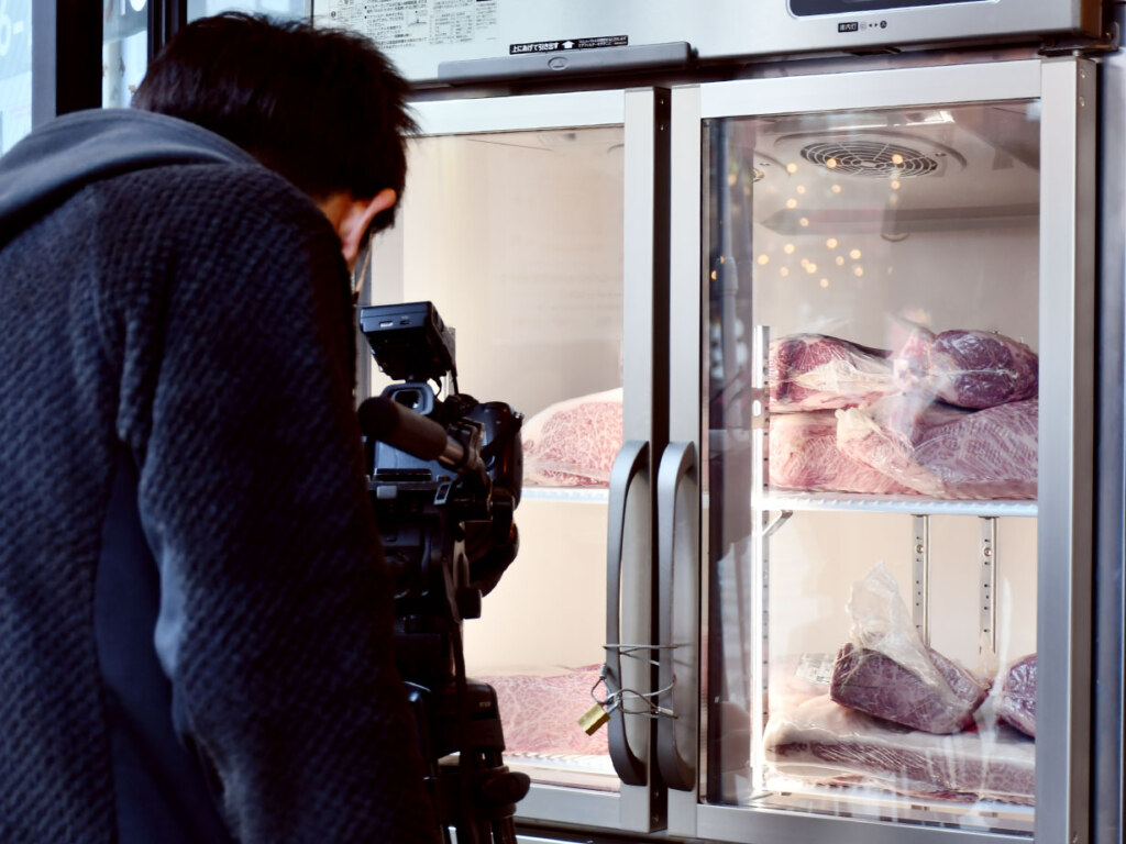 買物公園から見える冷蔵庫の中には、美しいサシの和牛たちがずらり…