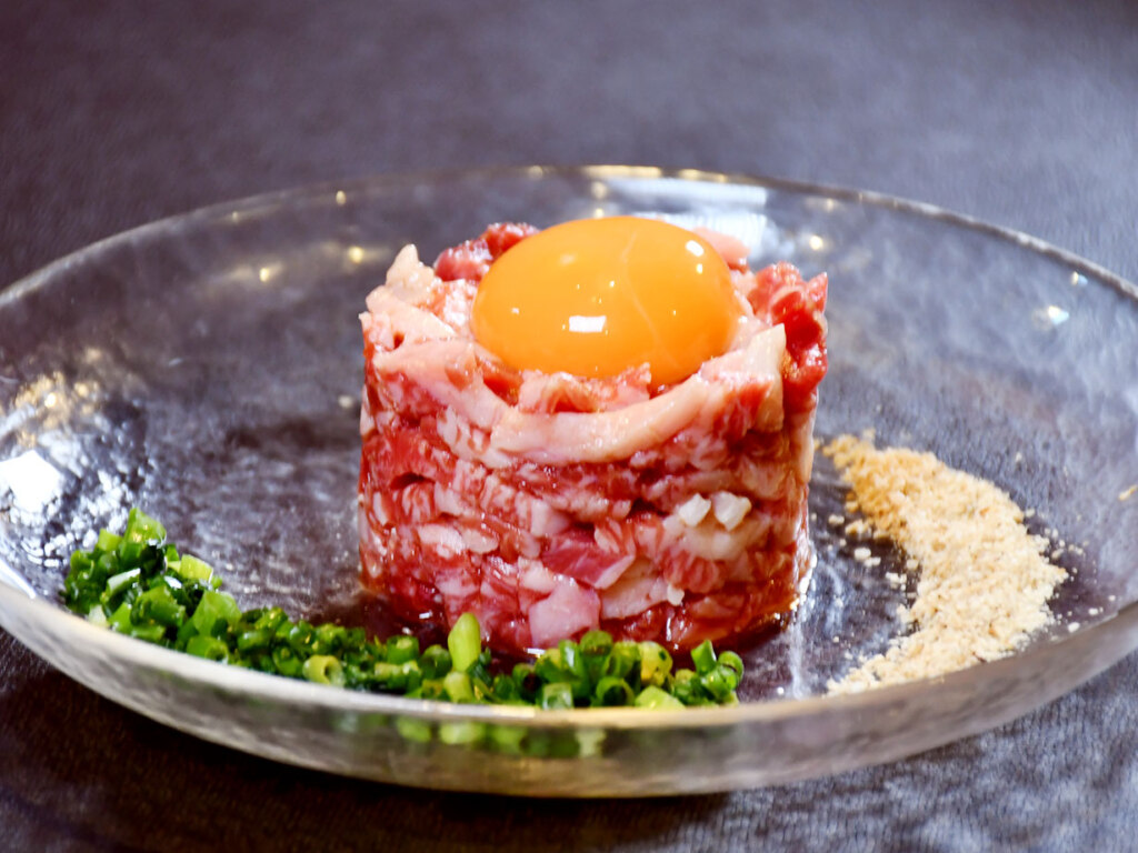 和牛ユッケ刺し。見つけたら絶対注文してほしい逸品です