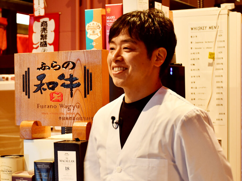 畜産公社に足を運び、自分の目で確認した最上の和牛を一頭買いするなど和牛の普及に情熱を注ぐオーナーの佐藤さん。地域の人々にこのおいしさを伝えたいと語ります