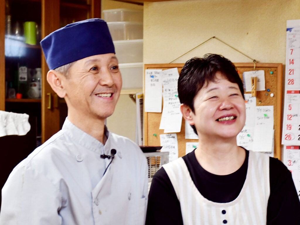 店主の高橋泉さんと明美さん。「お料理を１秒でも早く提供したい。お客様に喜んでいただけるお店を、細く長く続けていきたいですね」と笑顔を見せます