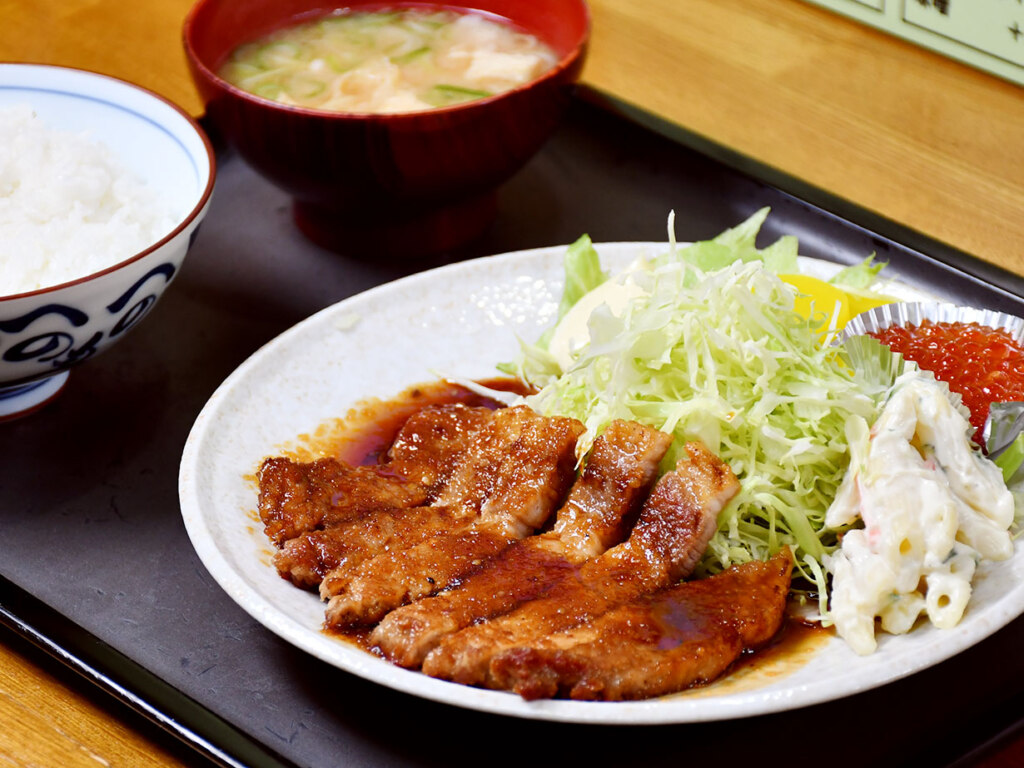 人気の豚テキ定食。特筆すべきは付け合わせ。日や季節によって変わりますが、今回は贅沢にも、いくらの醤油づけが付いてきました！