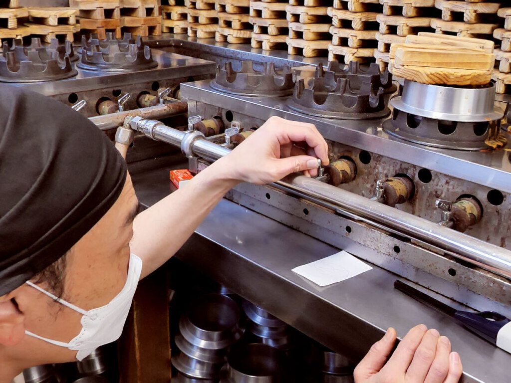 釜めしはなによりも火加減が大事!集中して、火力を調整します