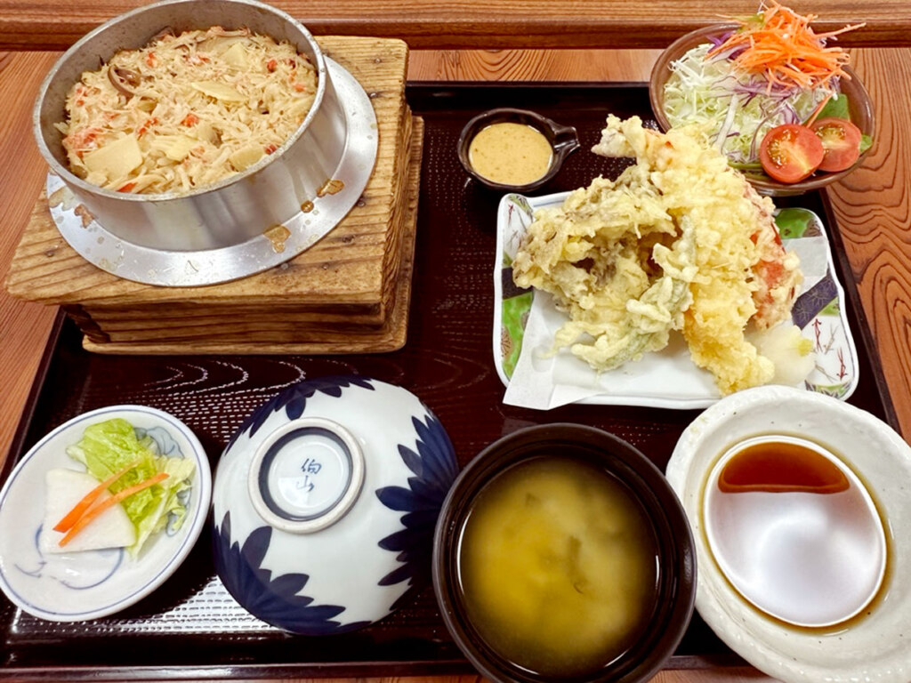 こちらが「椿セット」。驚きの天ぷらのボリューム感