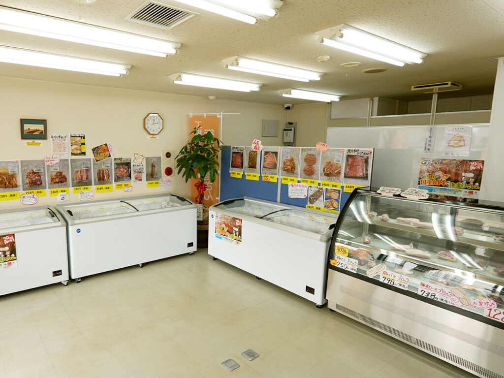 広々店内に、冷凍&チルドの新鮮なお肉がた~くさん!珍しい部位もあるので、楽しく通えます。いずれも産地直送、加工場直送のため、とってもリーズナブル。ついつい買いすぎてしまいます