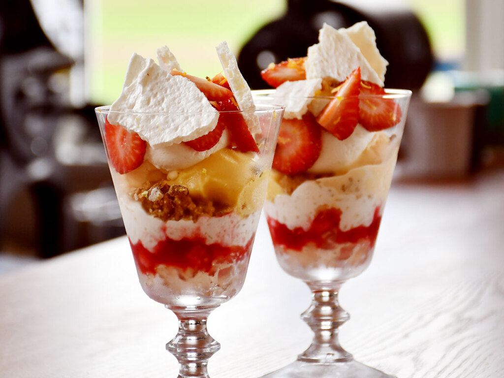 町内の食材や加工品を取り入れて作られる「ひがしかわパフェ」