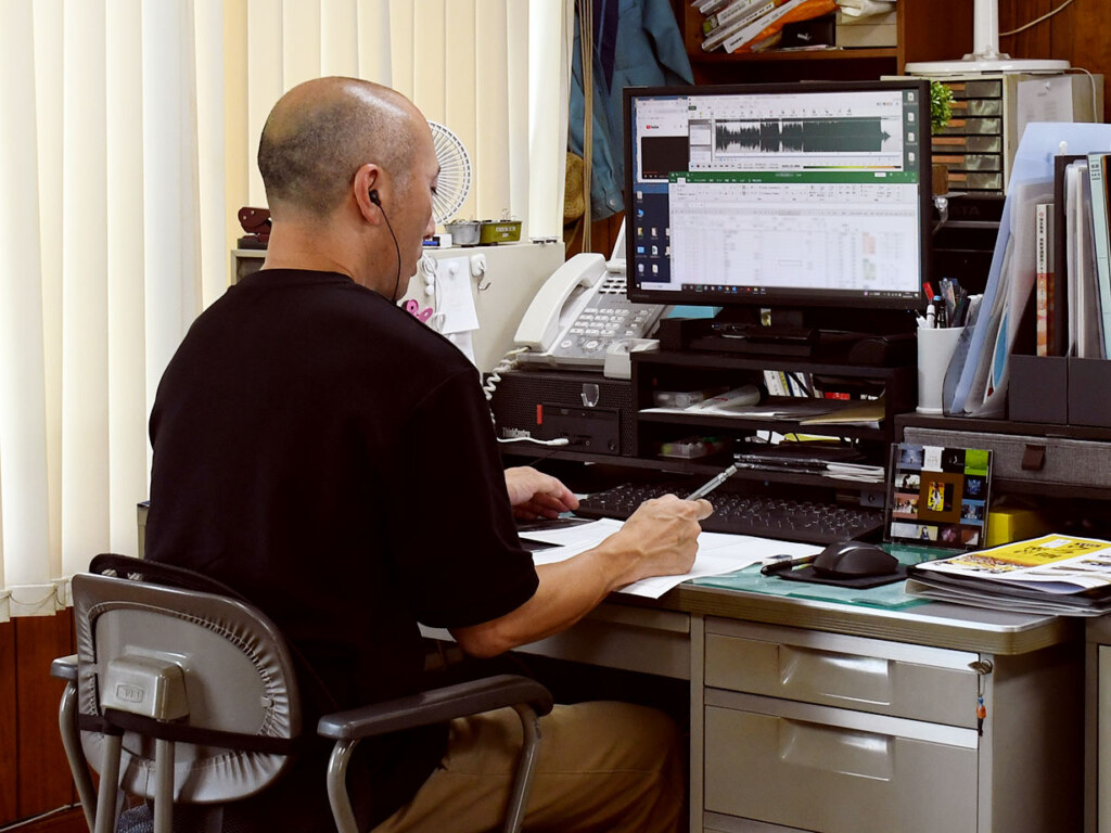 プログラム制作や企画書作りなど、花火師の仕事には事務仕事も多い