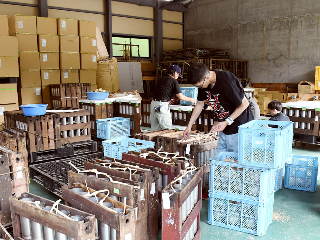 大小さまざまな筒が並ぶ。手前は3号玉用