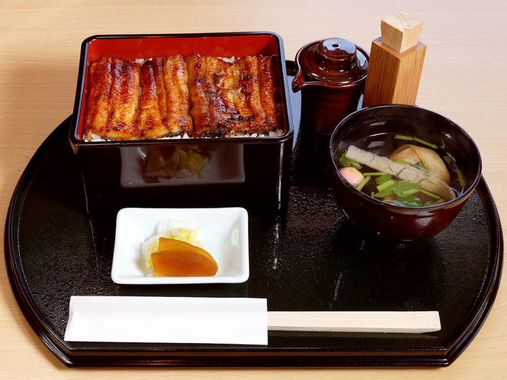 皮パリ身フワなうな重には、肝吸いが付いてきます。追いタレも用意してくれていて、甘辛ダレのごはんが大好きなはっしーは悶絶!