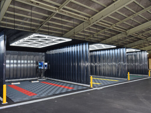 雨の日も風の日も快適屋内型洗車場オープン