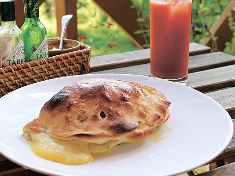 「カルツォーネ」1,200円。晴れの日はテラスで召し上がれ