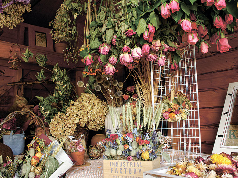 小屋に所せましと並ぶドライフラワーや作品たち。1個200円～とリーズナブルな価格も花農家ならでは