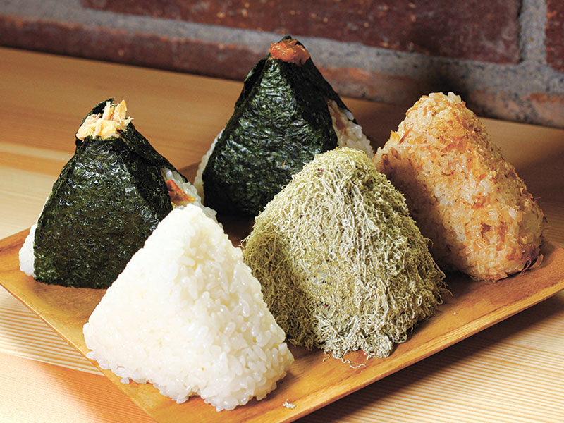 塩むすび、鮭ほぐし、とろろ昆布、はちみつ梅など数種類。売り切れ必至の贅沢おむすびをどうぞ