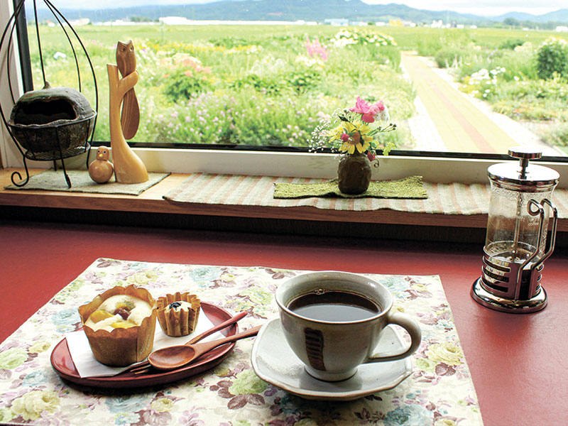 晴れた日は店主一押しの窓際の特等席へどうぞ♪