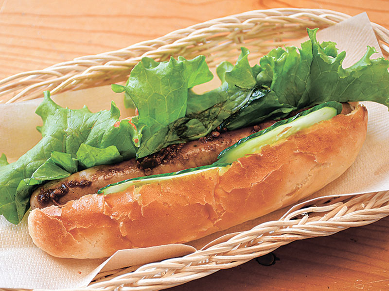 看板メニューの「ホットドッグ」550円。テイクアウトも可