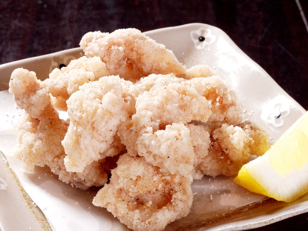 美しい色に揚がっているホルモン唐揚げ。軽い食感のあと、じわじわ～っと滲む旨みと脂…必食です