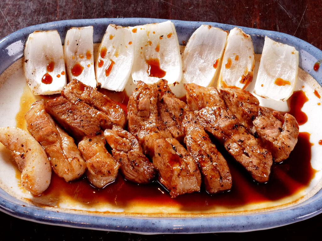 ポークチャップは食べやすくカットして提供。添えてある炭火焼きの玉ねぎがまたいいんだ～