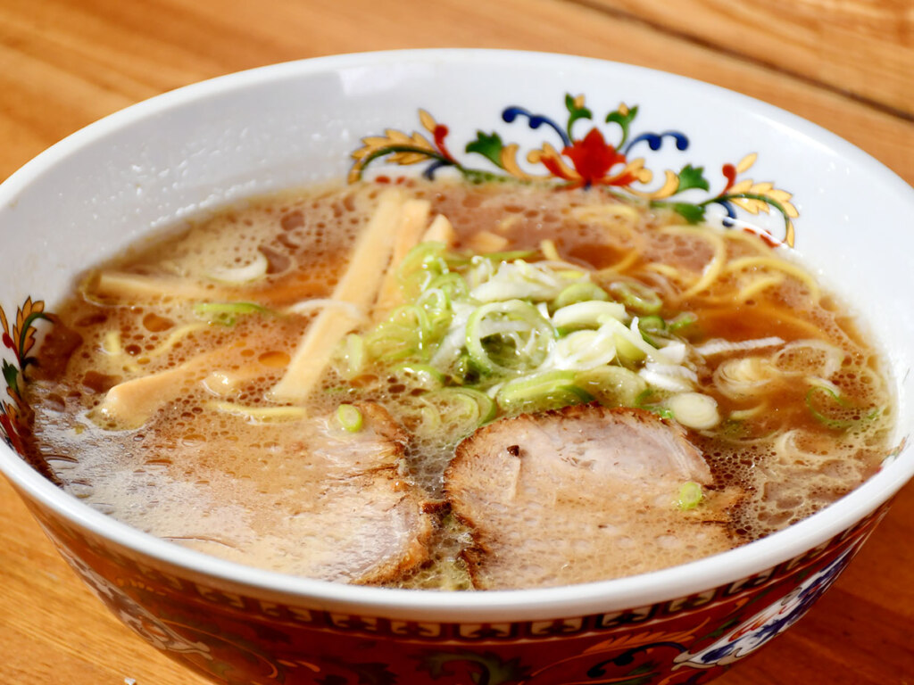 ザ・旭川ラーメンの醤油。肉厚でしっかり味が染み込んだチャーシューも食べ応え満点です
